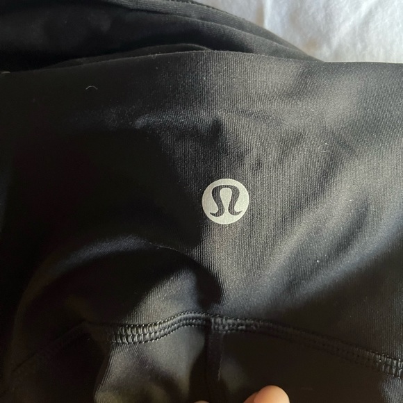 Lululemon Crops size 6 Luxtreme, Mesh 21” inseam - Picture 3 of 4